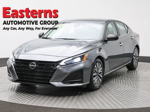 Used 2024 Nissan Altima 2.5 SV FWD image 1