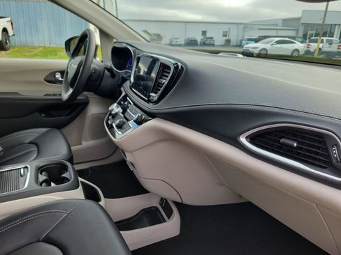 Used 2024 Chrysler Pacifica Limited FWD image 36