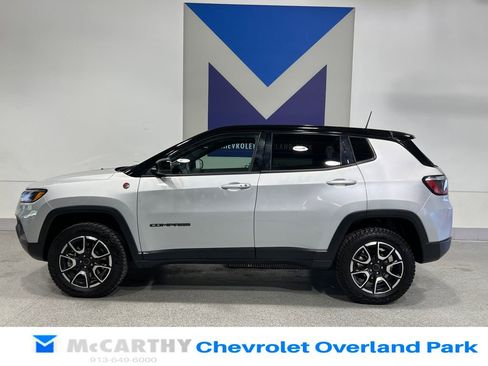 Used 2025 Jeep Compass Trailhawk AWD/4WD image 8