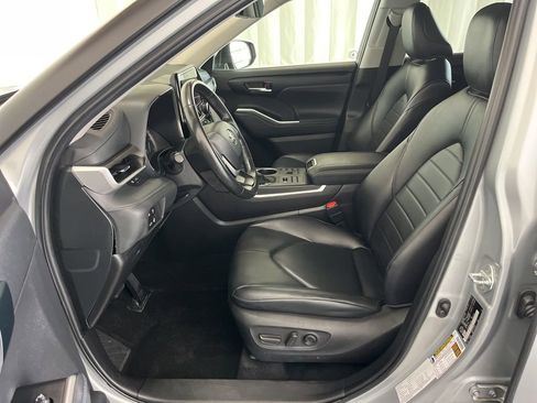Used 2024 Toyota Highlander XLE AWD/4WD image 4