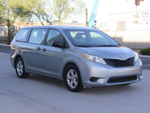 Used 2014 Toyota Sienna L image 3