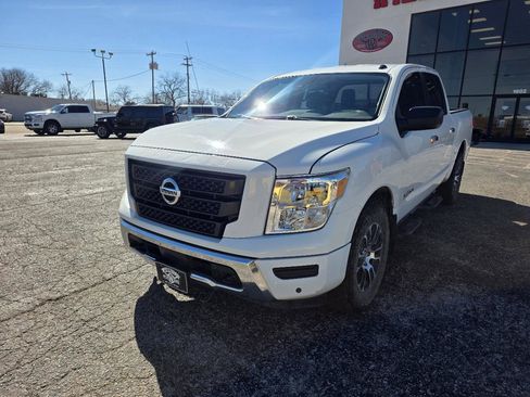Used 2021 Nissan Titan SV w/ SV Convenience Package AWD/4WD image 3