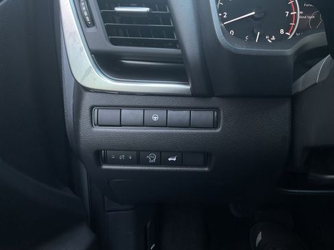 Used 2025 Nissan Rogue SV FWD image 18