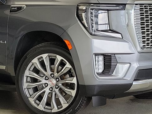 Used 2022 GMC Yukon XL Denali w/ Advanced Technology Package image 3