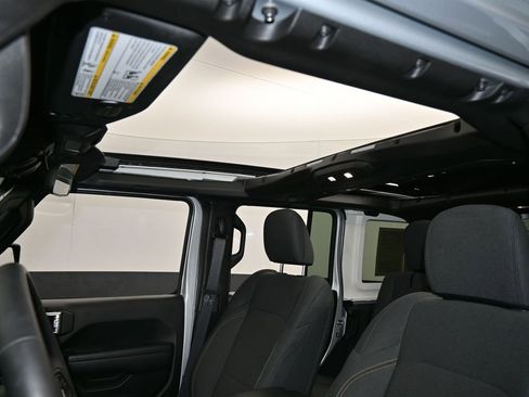 Used 2024 Jeep Wrangler Unlimited image 33