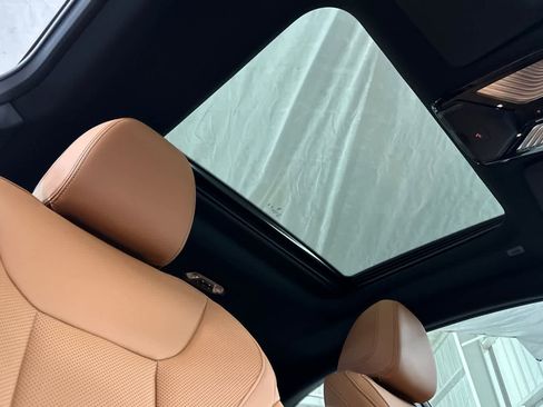 Used 2025 BMW 230i Coupe w/ Convenience Package image 16