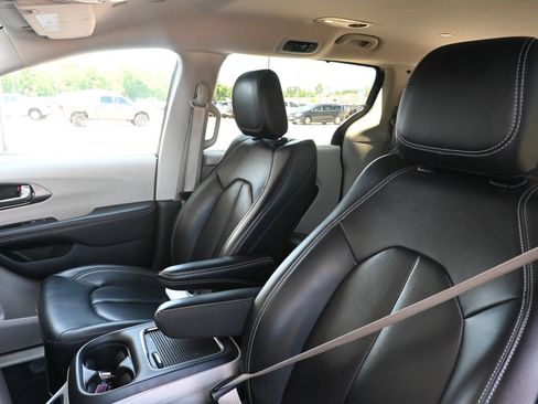 Used 2023 Chrysler Pacifica Touring-L FWD image 19