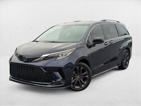Certified 2022 Toyota Sienna XSE image 1