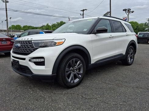 Used 2023 Ford Explorer XLT AWD/4WD image 3