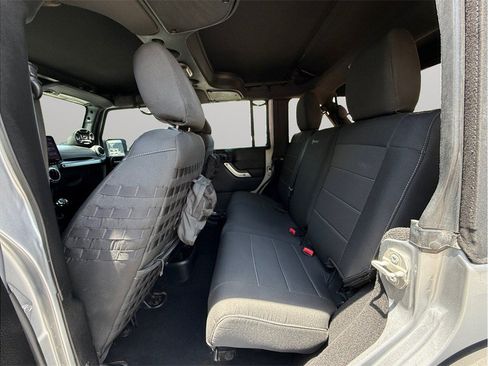 Used 2015 Jeep Wrangler Unlimited Rubicon w/ Connectivity Group AWD/4WD image 39
