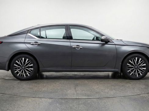 Used 2025 Nissan Altima 2.5 SV image 11