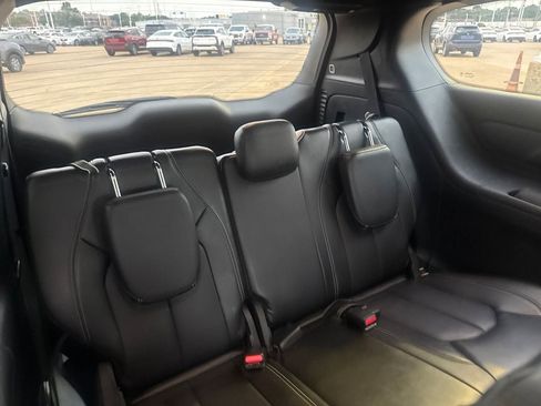 Used 2025 Chrysler Pacifica Select FWD image 30
