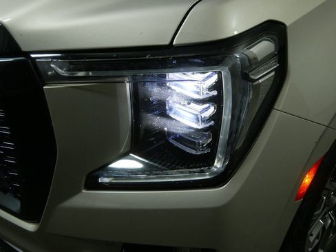 Used 2023 GMC Yukon XL Denali Ultimate AWD/4WD image 10