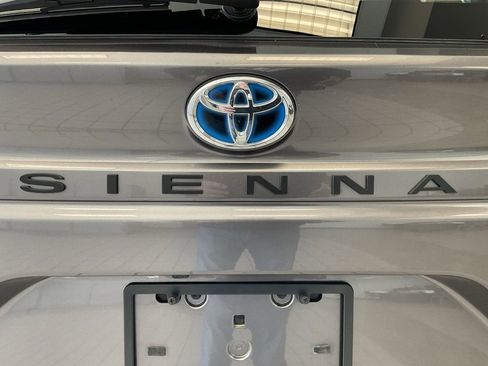 Used 2021 Toyota Sienna XLE image 25