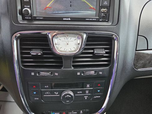 Used 2016 Chrysler Town & Country Touring FWD image 26