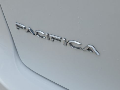 Used 2024 Chrysler Pacifica Limited FWD image 10