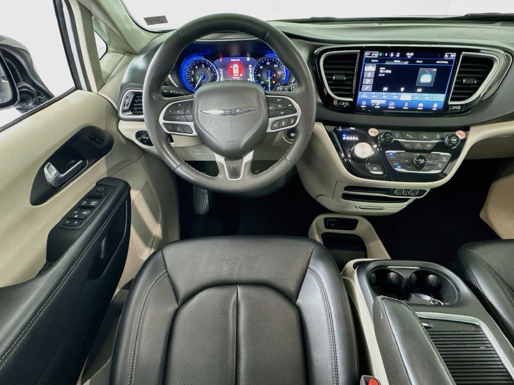 Used 2024 Chrysler Pacifica Touring-L FWD image 21