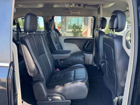 Used 2014 Chrysler Town & Country Touring FWD image 38