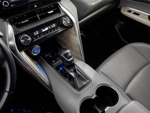 Used 2022 Toyota Venza XLE image 20