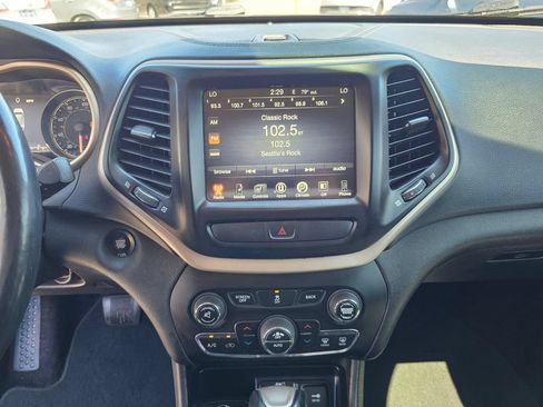 Used 2017 Jeep Cherokee Limited AWD/4WD image 26