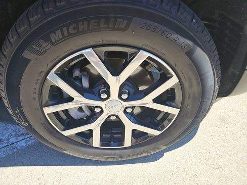 Certified 2025 Jeep Grand Cherokee Limited AWD/4WD image 2