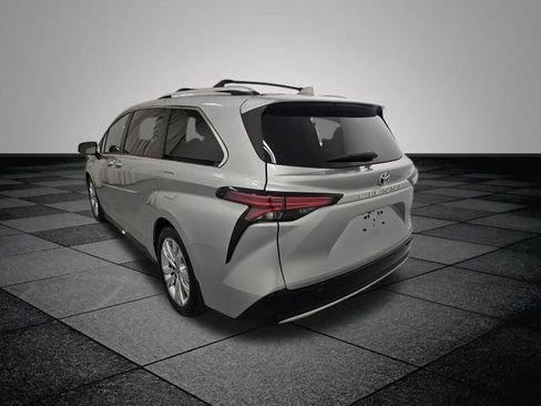 Certified 2022 Toyota Sienna Platinum FWD image 4