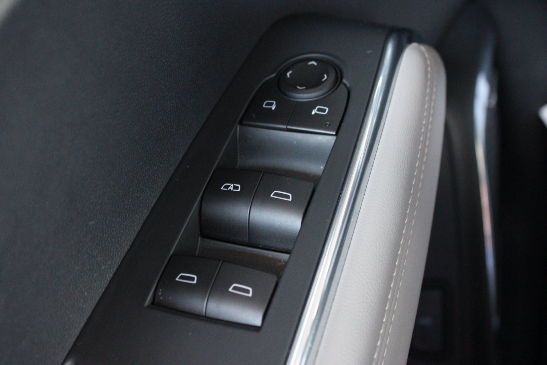 Used 2026 GMC Acadia Elevation w/ Elevation Premium Package FWD image 22