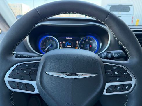 Used 2024 Chrysler Pacifica Touring-L image 10