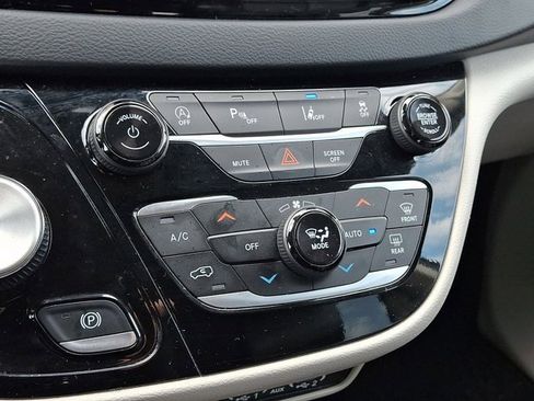 Certified 2023 Chrysler Pacifica Touring-L image 21