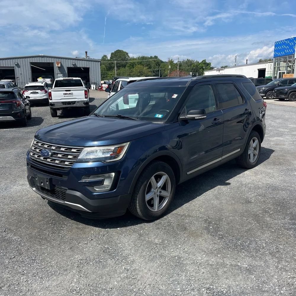 Used 2017 Ford Explorer XLT w/ Equipment Group 202A AWD/4WD image 1