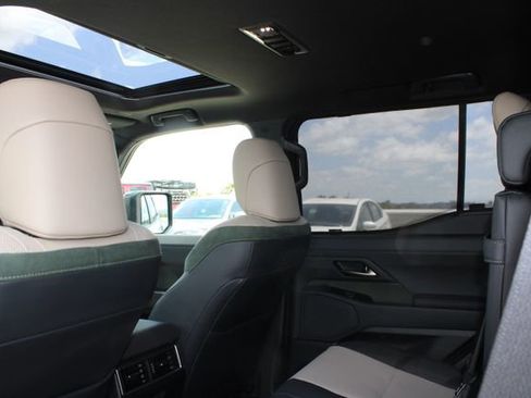 Certified 2025 Lexus GX 550 w/ Accessory Package (32) AWD/4WD image 9