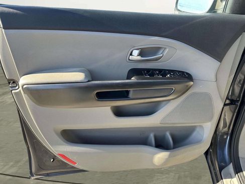 Used 2017 Kia Sedona LX w/ LX Essentials Premium Package FWD image 12