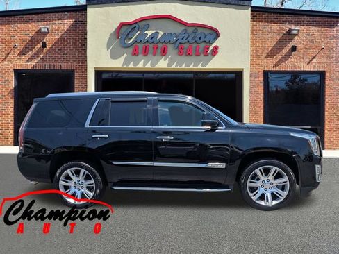 Used 2017 Cadillac Escalade Premium Luxury RWD image 3