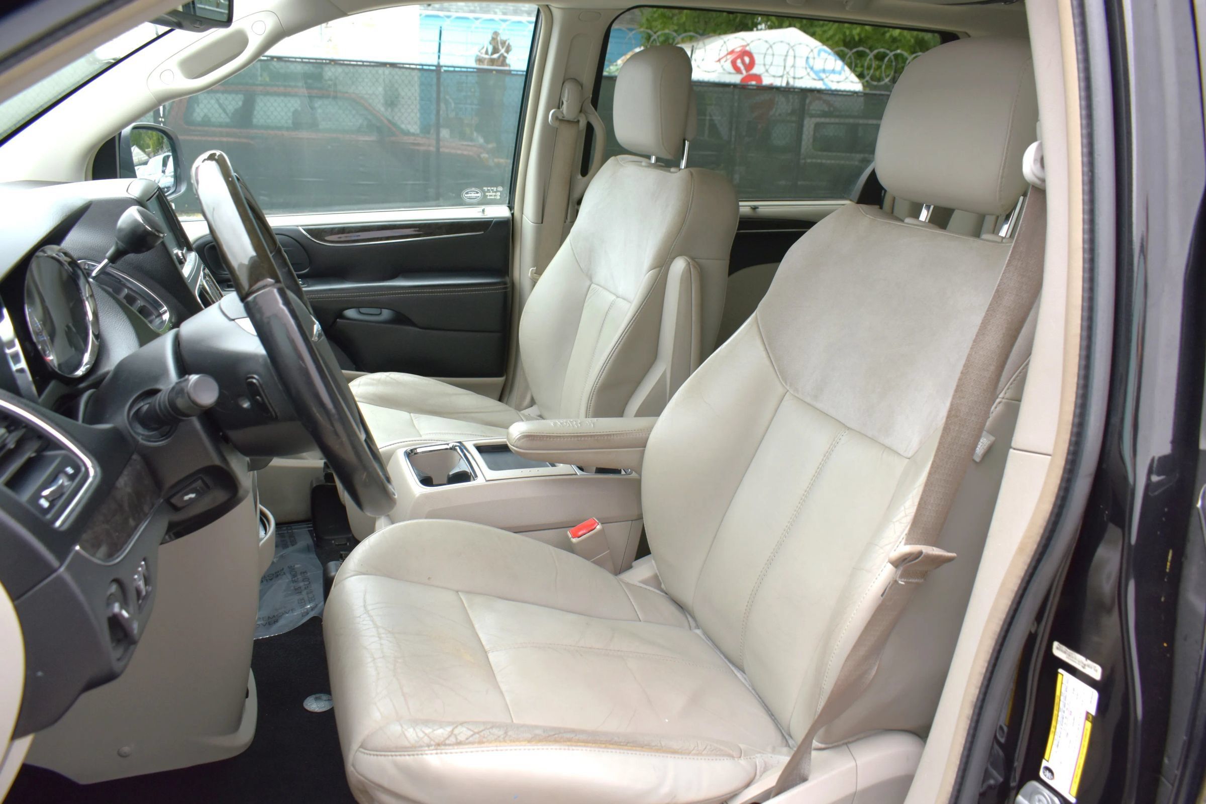 Used 2014 Chrysler Town & Country Limited w/ Luxury Group FWD image 11