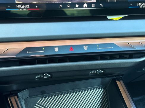 Used 2025 BMW X3 xDrive30i w/ Convenience Package image 18