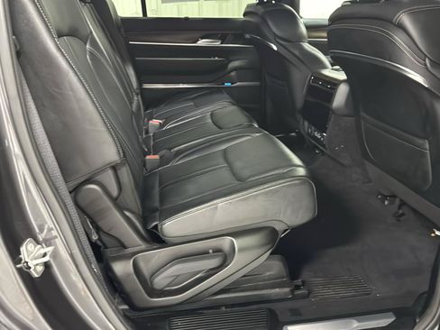Used 2022 Jeep Grand Wagoneer Series I w/ Flexible Seating Group AWD/4WD image 9