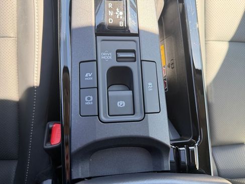 Used 2025 Toyota Prius AWD image 32