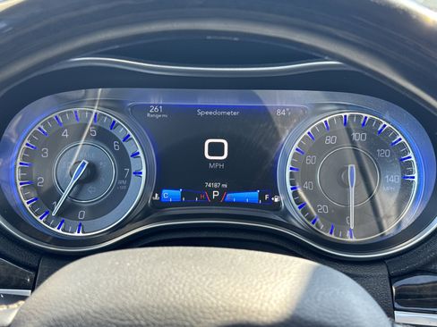 Used 2016 Chrysler 300 C RWD image 4