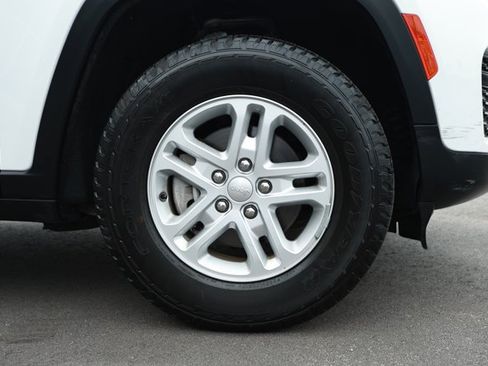 Certified 2023 Jeep Grand Cherokee Laredo RWD image 5