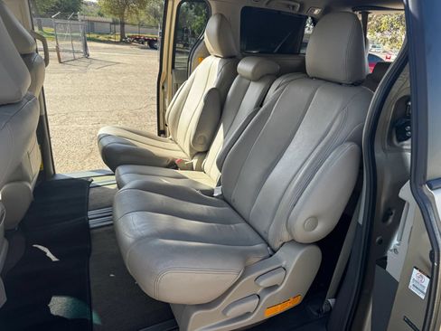 Used 2012 Toyota Sienna LE w/ Towing Pkg FWD image 12