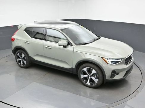 Used 2023 Volvo XC40 B5 Plus w/ Protection Package Premier AWD/4WD image 18