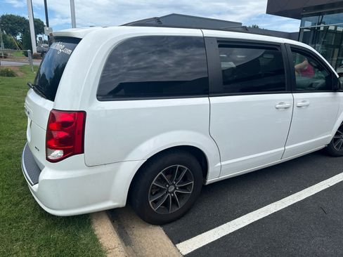 Used 2018 Dodge Grand Caravan GT FWD image 2