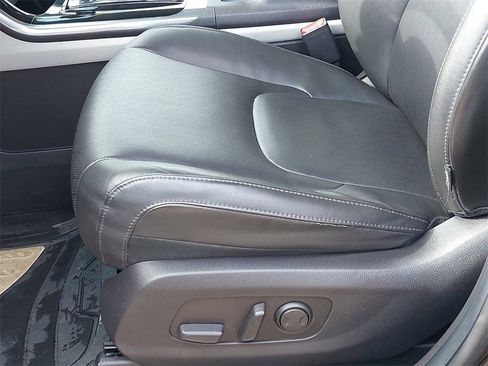 Used 2022 Kia Carnival EX image 25