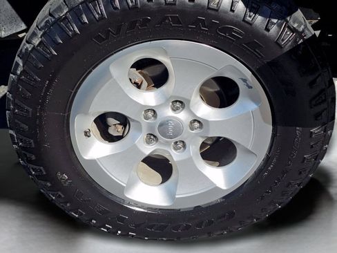 Used 2013 Jeep Wrangler Unlimited Sahara AWD/4WD image 17
