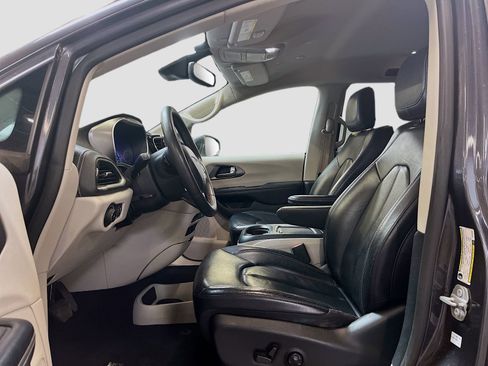 Used 2022 Chrysler Pacifica Touring-L FWD image 20