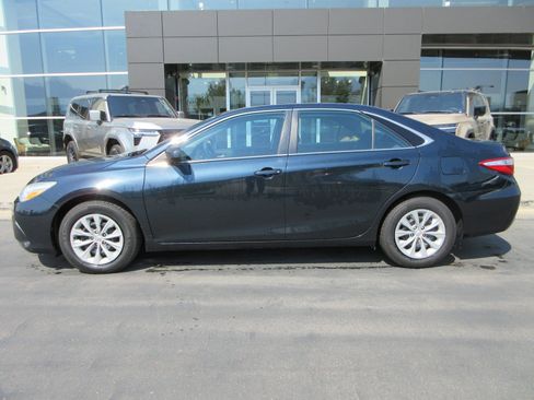 Used 2015 Toyota Camry LE FWD image 3