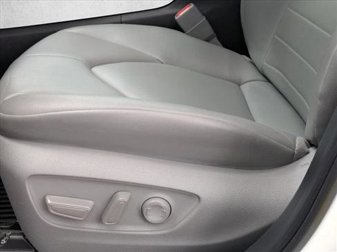 Used 2024 Toyota Highlander XLE FWD image 4