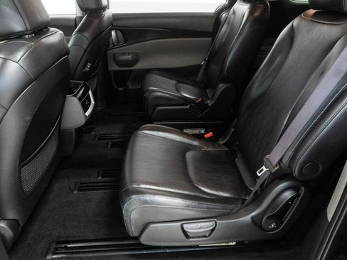 Used 2025 Kia Carnival FWD image 12