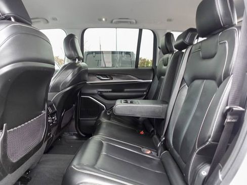 Used 2022 Jeep Grand Cherokee Limited image 25