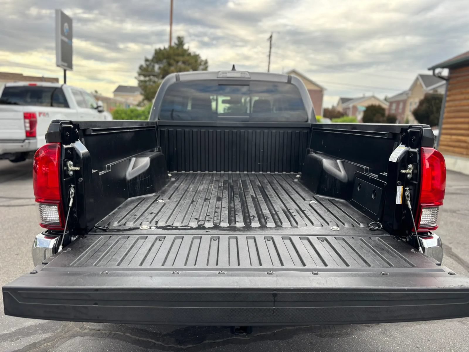 Used 2020 Toyota Tacoma SR5 AWD/4WD image 18